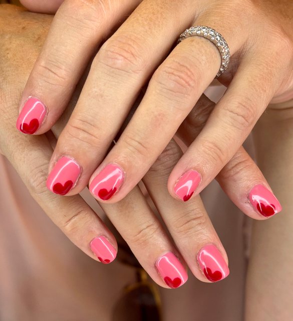 Manucure rose, réalisation de Bel Ongle Institut