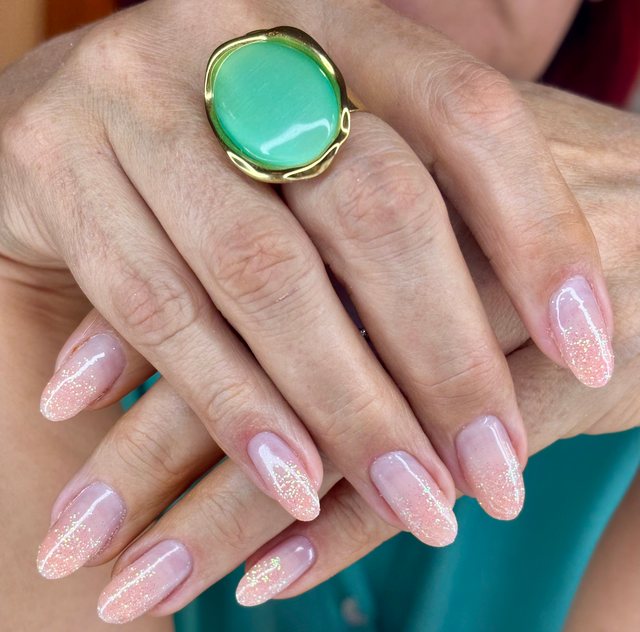 Manucure rose, réalisation de Bel Ongle Institut