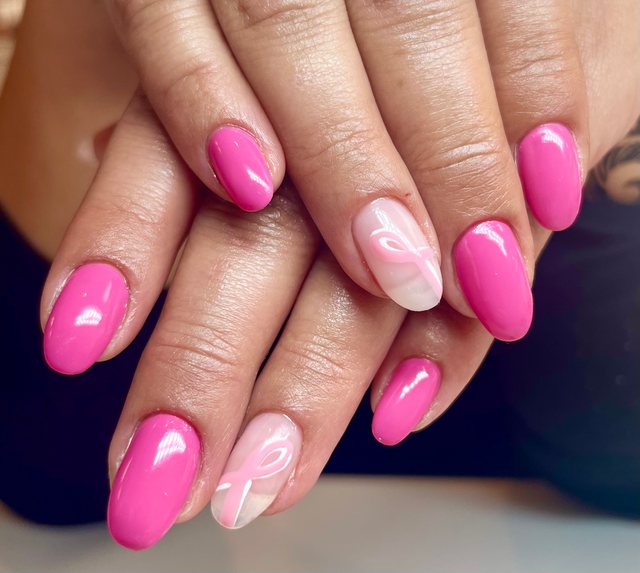 Manucure rose, réalisation de Bel Ongle Institut