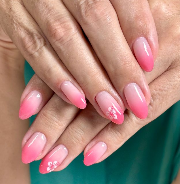 Manucure rose, réalisation de Bel Ongle Institut