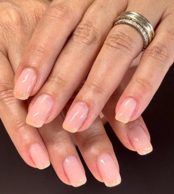 Manucure rose pâle, réalisation de Bel Ongle Institut