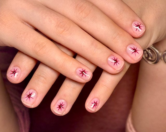 Manucure rose pâle, réalisation de Bel Ongle Institut