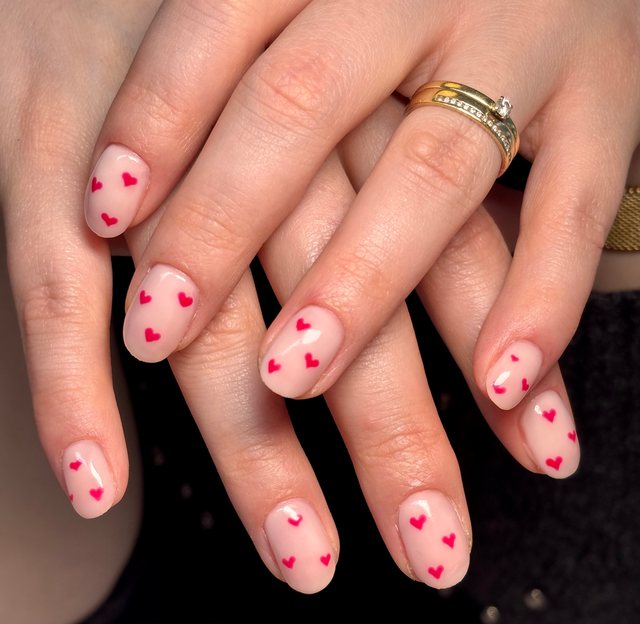 Manucure rose pâle, réalisation de Bel Ongle Institut