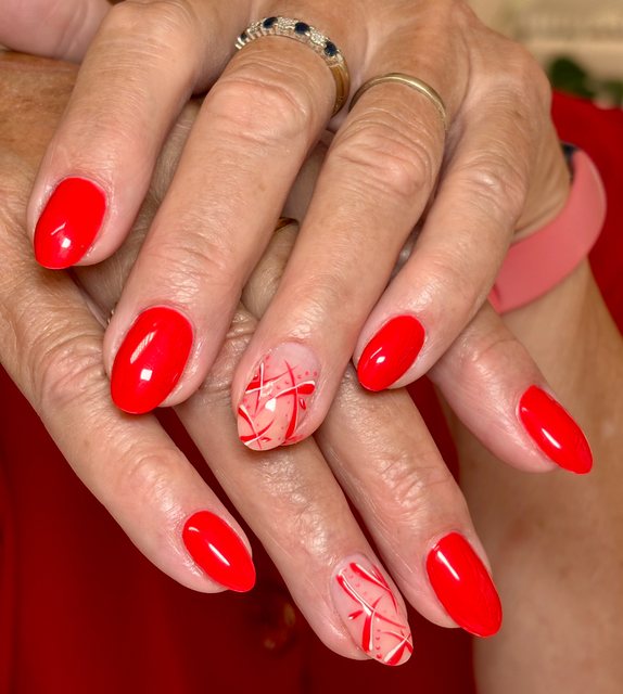 Manucure rouge, réalisation de Bel Ongle Institut