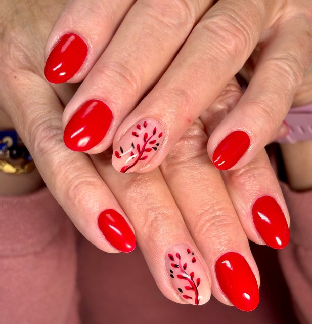 Manucure rouge, réalisation de Bel Ongle Institut