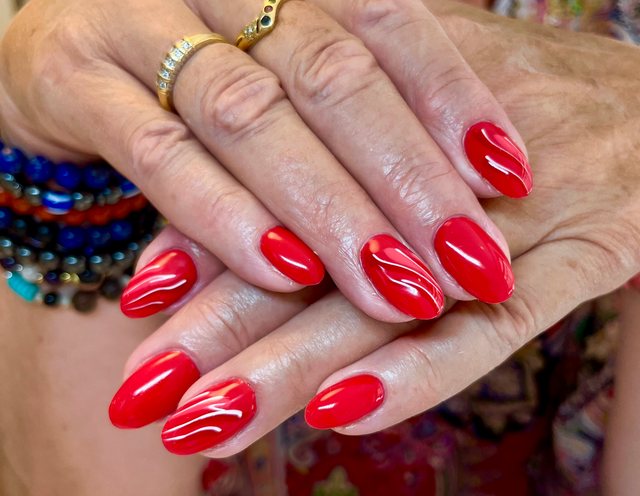 Manucure rouge, réalisation de Bel Ongle Institut