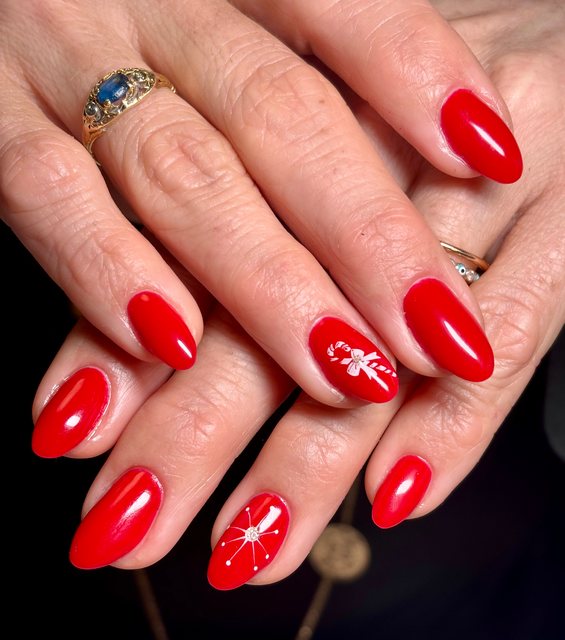 Manucure rouge, réalisation de Bel Ongle Institut