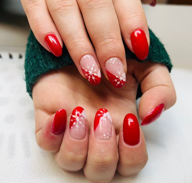 Manucure rouge, réalisation de Bel Ongle Institut
