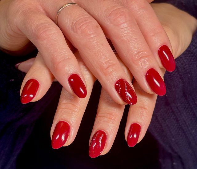 Manucure rouge, réalisation de Bel Ongle Institut