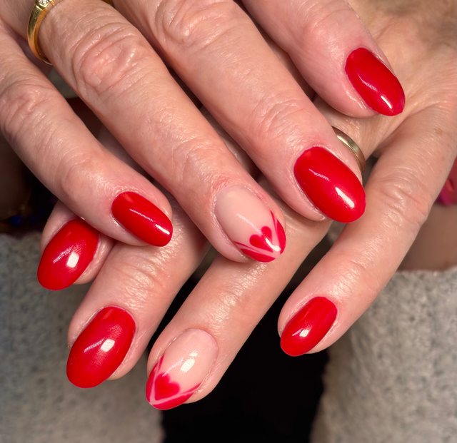 Manucure rouge, réalisation de Bel Ongle Institut