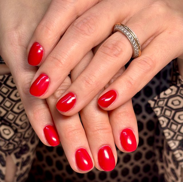 Manucure rouge, réalisation de Bel Ongle Institut
