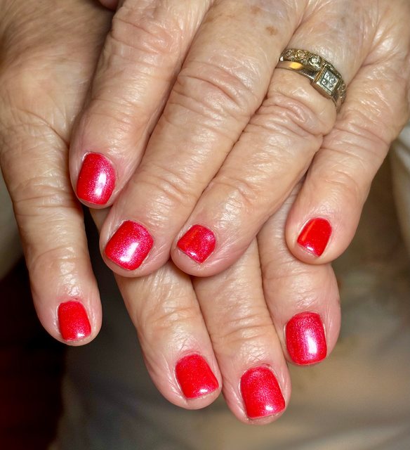 Manucure rouge, réalisation de Bel Ongle Institut