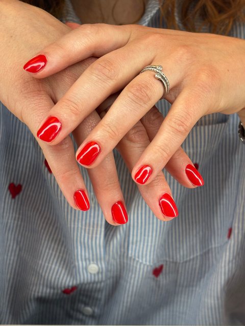 Manucure rouge, réalisation de Bel Ongle Institut
