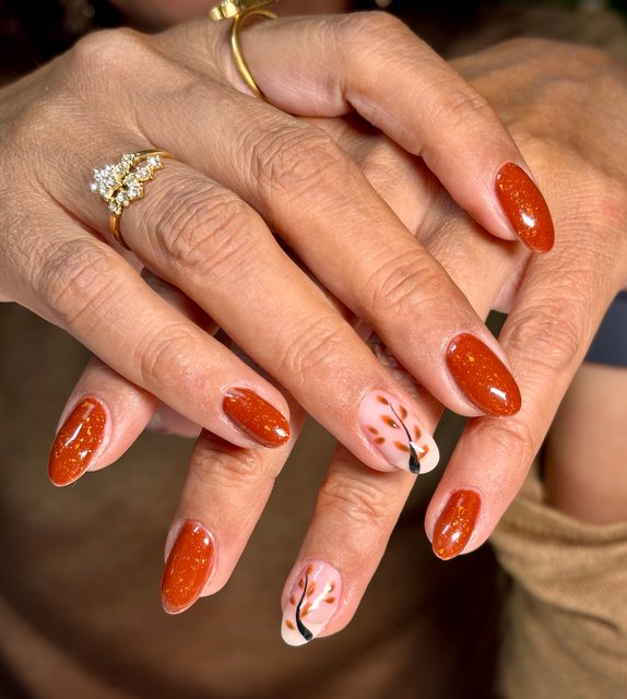 Manucure terracotta, réalisation de Bel Ongle Institut