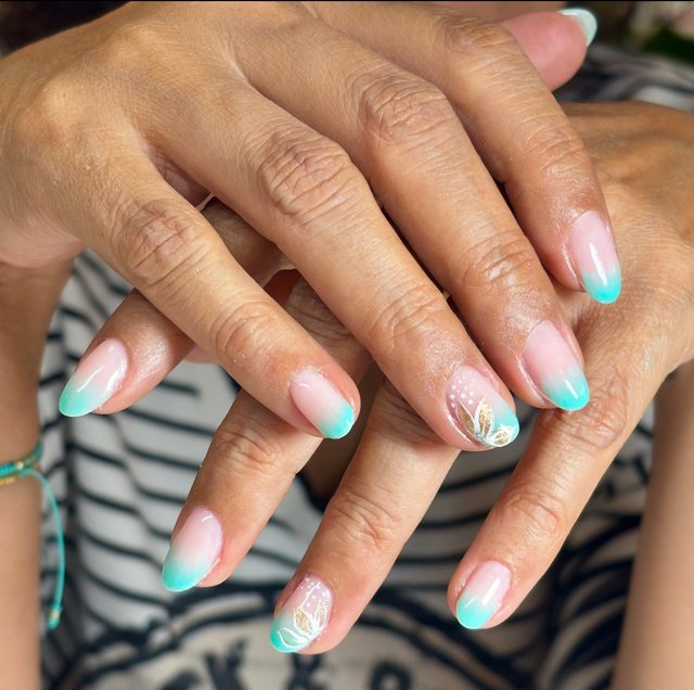 Manucure turquoise, réalisation de Bel Ongle Institut