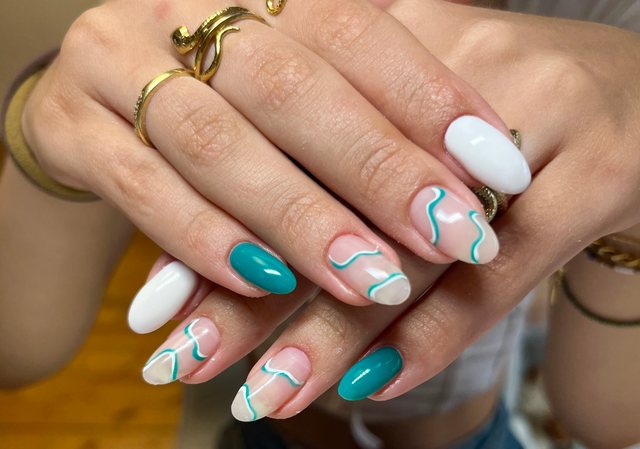 Manucure turquoise, réalisation de Bel Ongle Institut