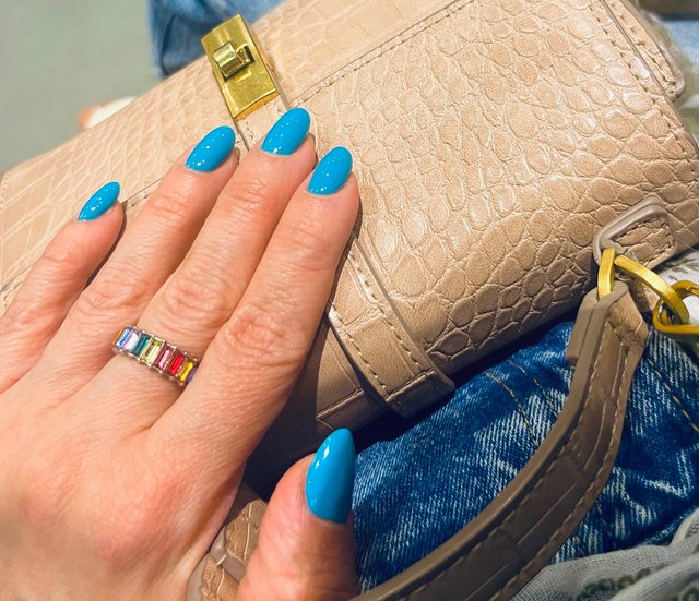 Manucure turquoise, réalisation de Bel Ongle Institut