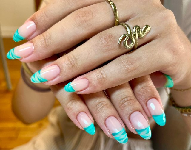 Manucure turquoise, réalisation de Bel Ongle Institut