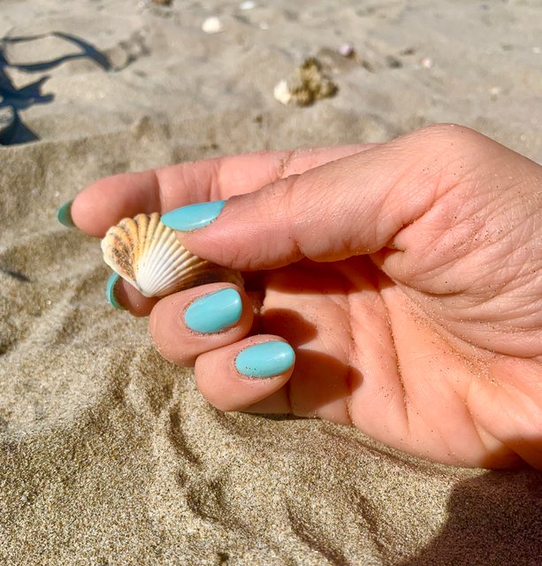 Manucure turquoise, réalisation de Bel Ongle Institut