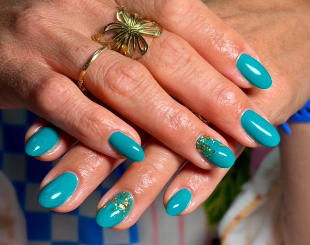 Manucure turquoise, réalisation de Bel Ongle Institut