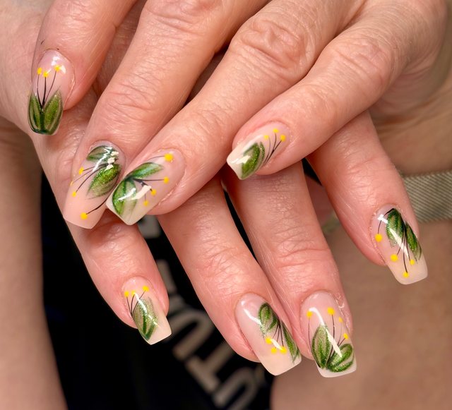 Manucure verte, réalisation de Bel Ongle Institut