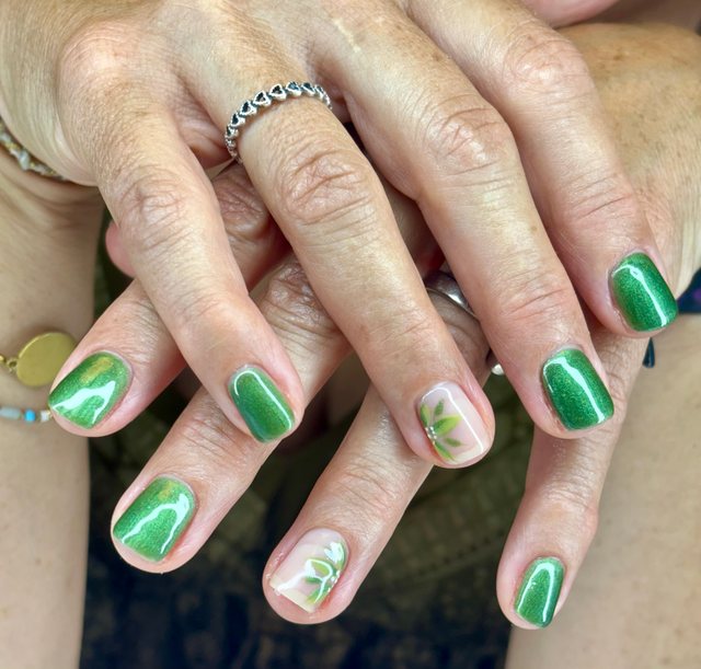Manucure verte, réalisation de Bel Ongle Institut