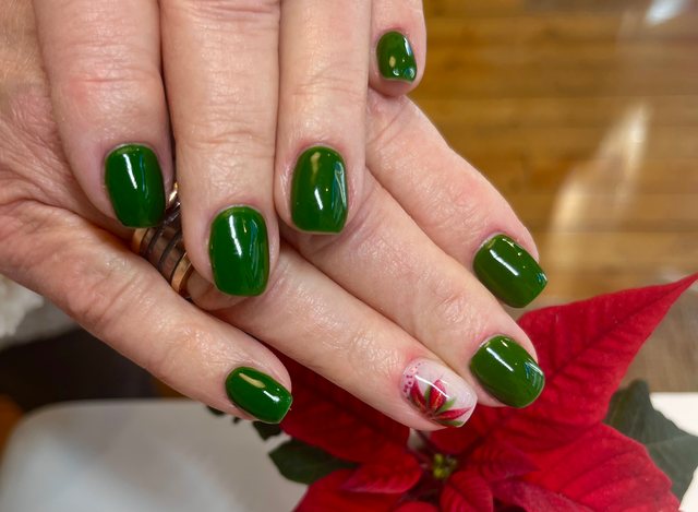 Manucure verte, réalisation de Bel Ongle Institut