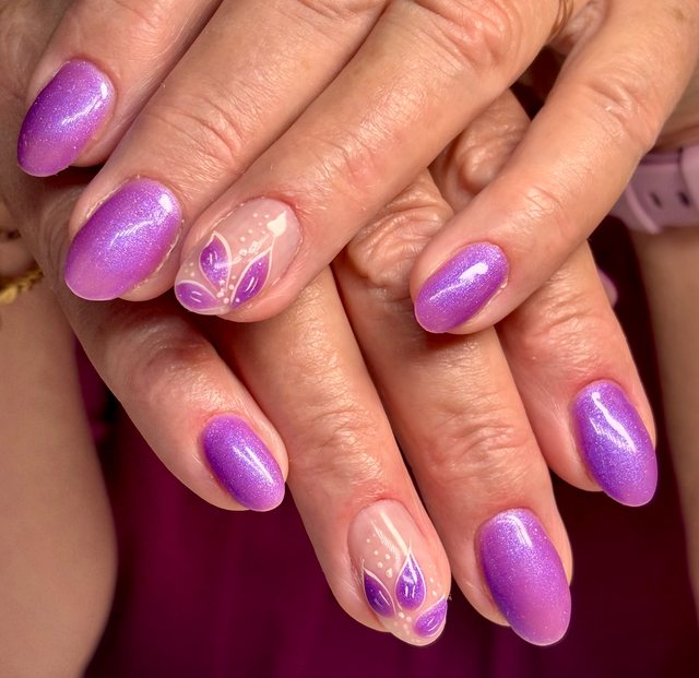 Manucure violette, réalisation de Bel Ongle Institut