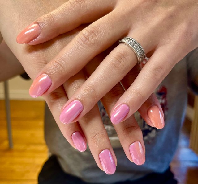 Manucure violette, réalisation de Bel Ongle Institut