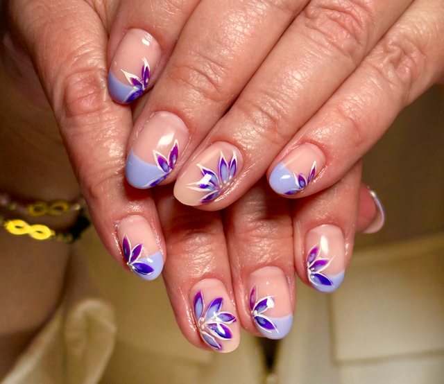 Manucure violette, réalisation de Bel Ongle Institut
