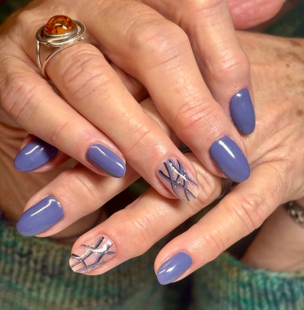 Manucure violette, réalisation de Bel Ongle Institut
