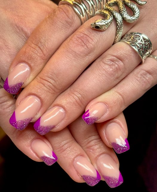 Manucure violette, réalisation de Bel Ongle Institut