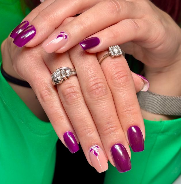 Manucure violette, réalisation de Bel Ongle Institut