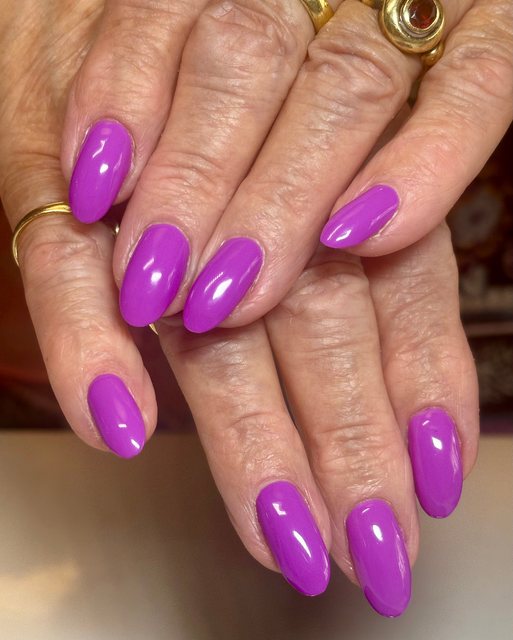 Manucure violette, réalisation de Bel Ongle Institut