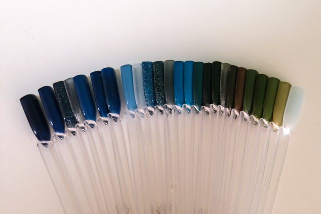 Nuancier de vernis bleus et verts