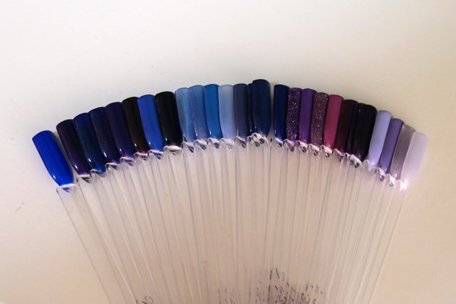 Nuancier de vernis bleus et violets