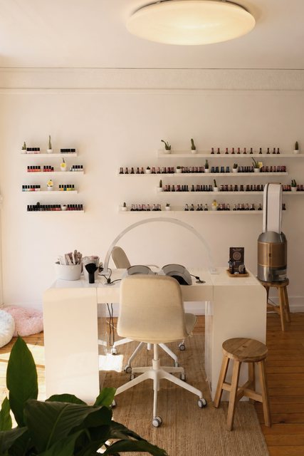Poste de manucure et collection de vernis