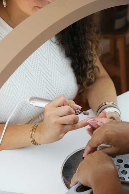 Travail précis des ongles pendant une manucure