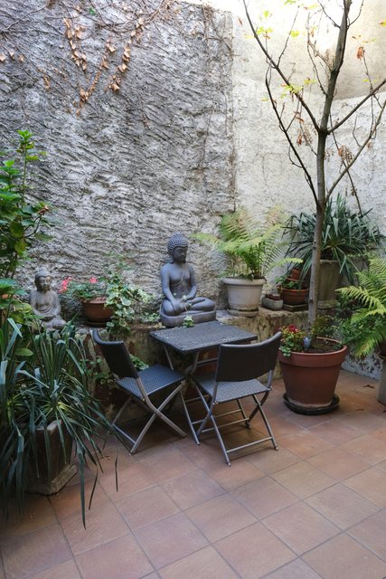 Petite terrasse intérieure paisible de l’institut