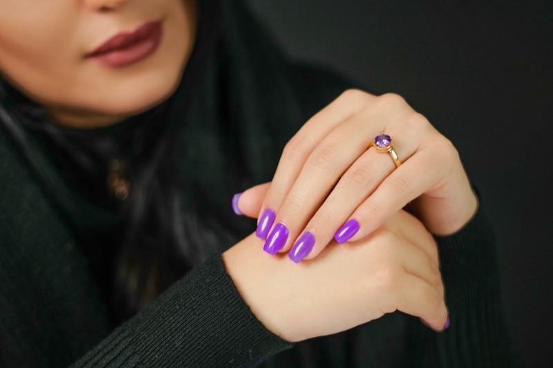 Manucure violette brillante