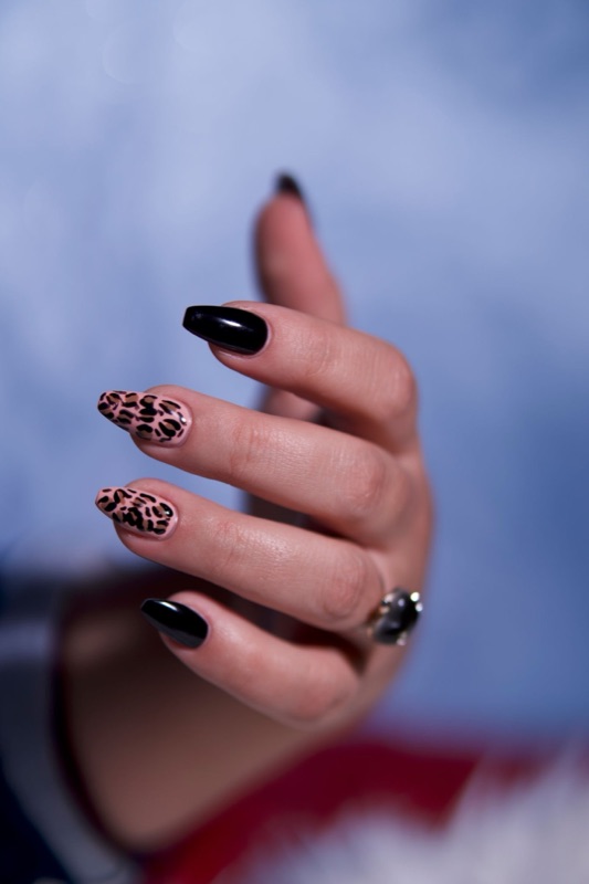 Nail art imprimé léopard et noir