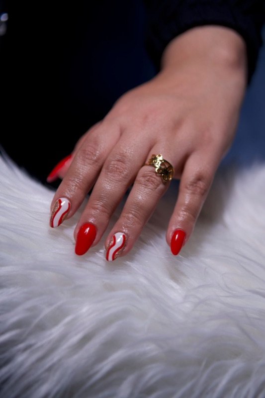 Nail art rouge à volutes blanches, pose gel