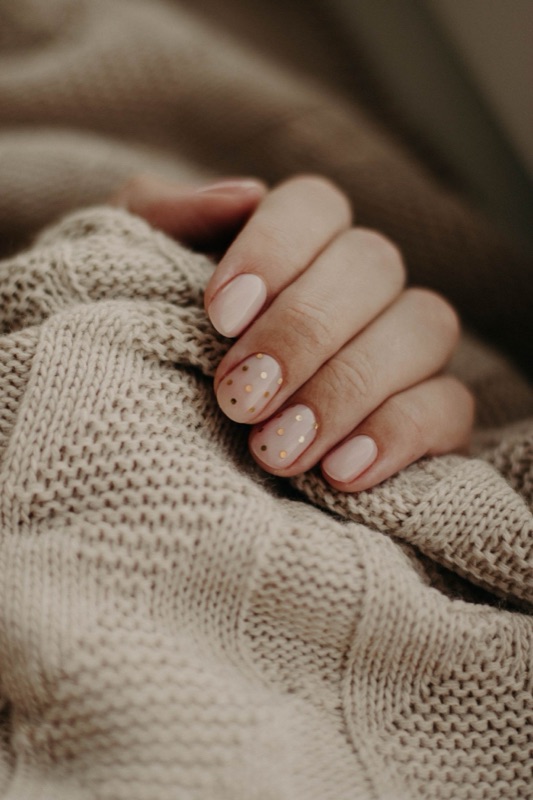 Manucure nude, ambiance douce