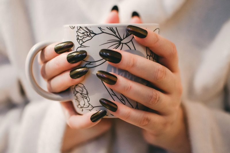 Manucure prune, moment cocooning