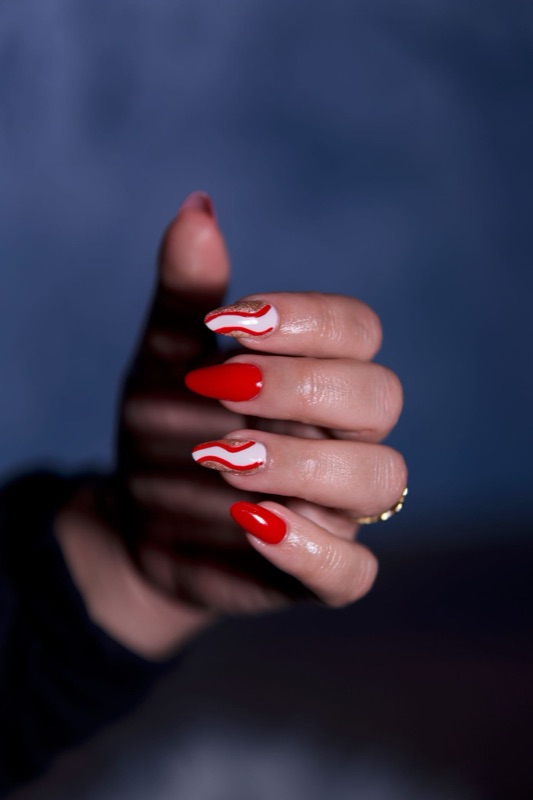 Manucure rouge à motif blanc